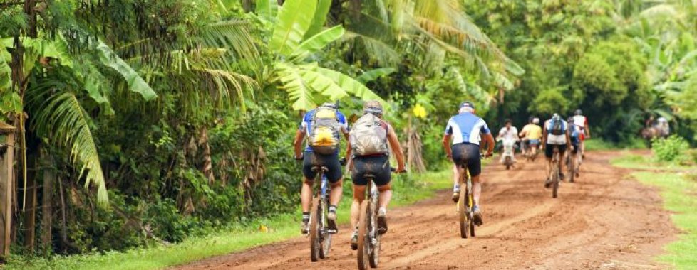 in bici lungo le strade vicino Angkor
