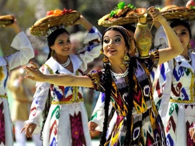 TOUR UZBEKISTAN : TAPPETO VOLANTE