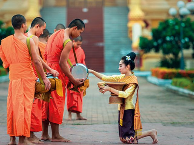 TOUR LAOS : LUCI A ORIENTE