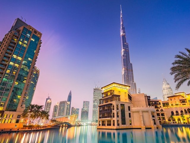 TOUR EMIRATI ARABI UNITI : CIELI DI VETRO E DUNE DORATE